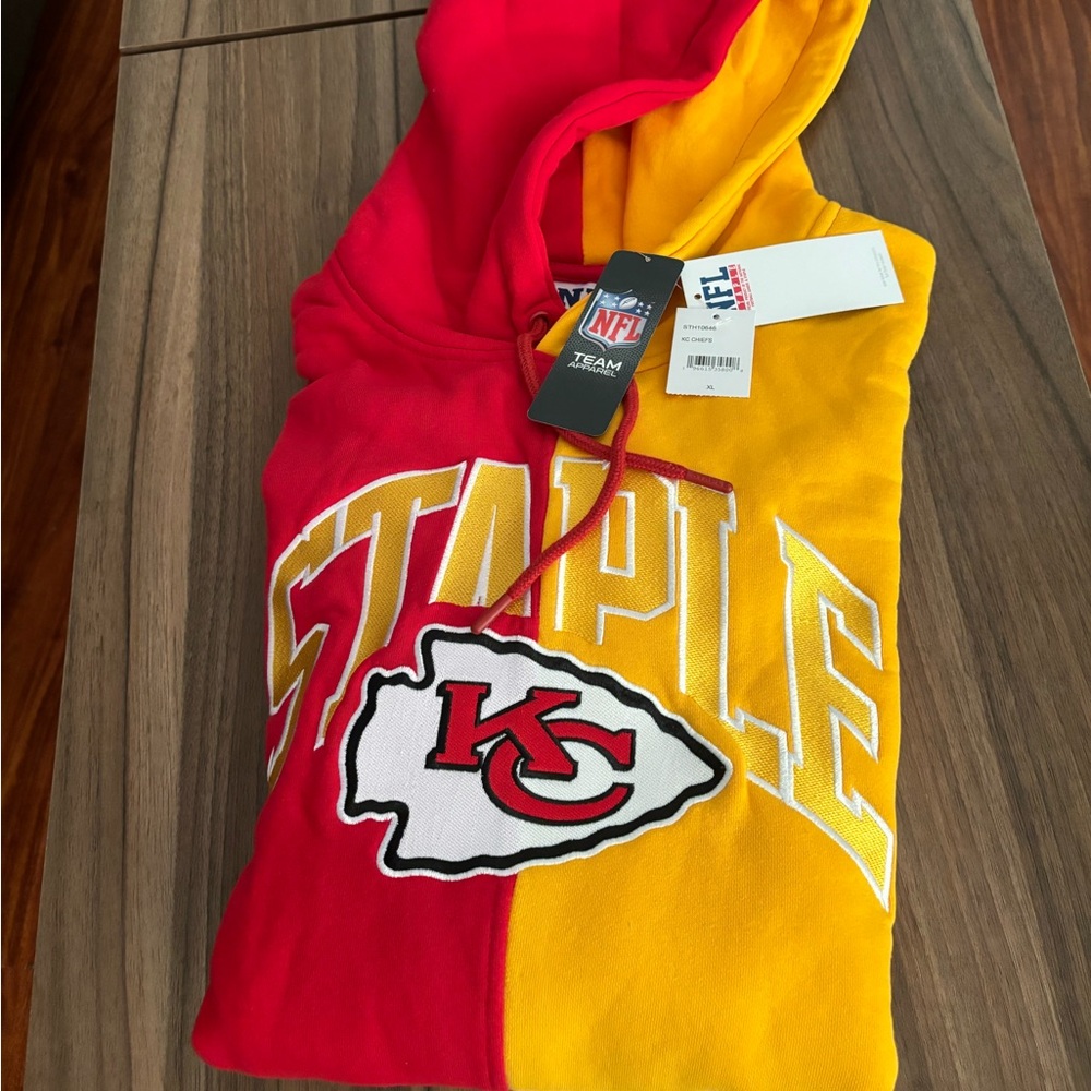 Kansas City Chiefs NFL x Staple Split Logo Pullover Hoodie - Red